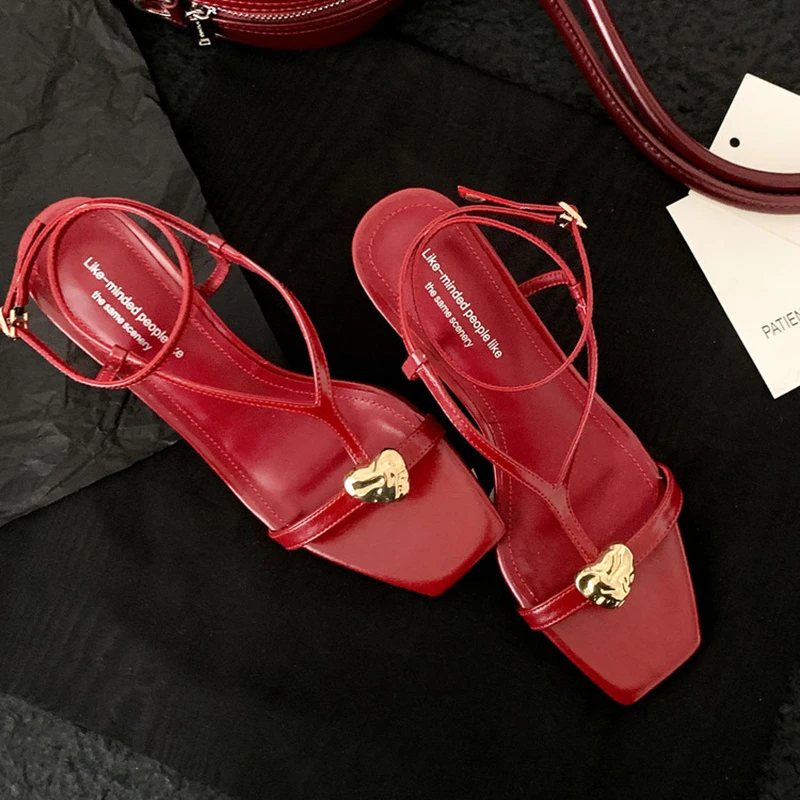红色金属扣细带方头露趾时装凉鞋女细跟2025夏季新款一字带高跟鞋
