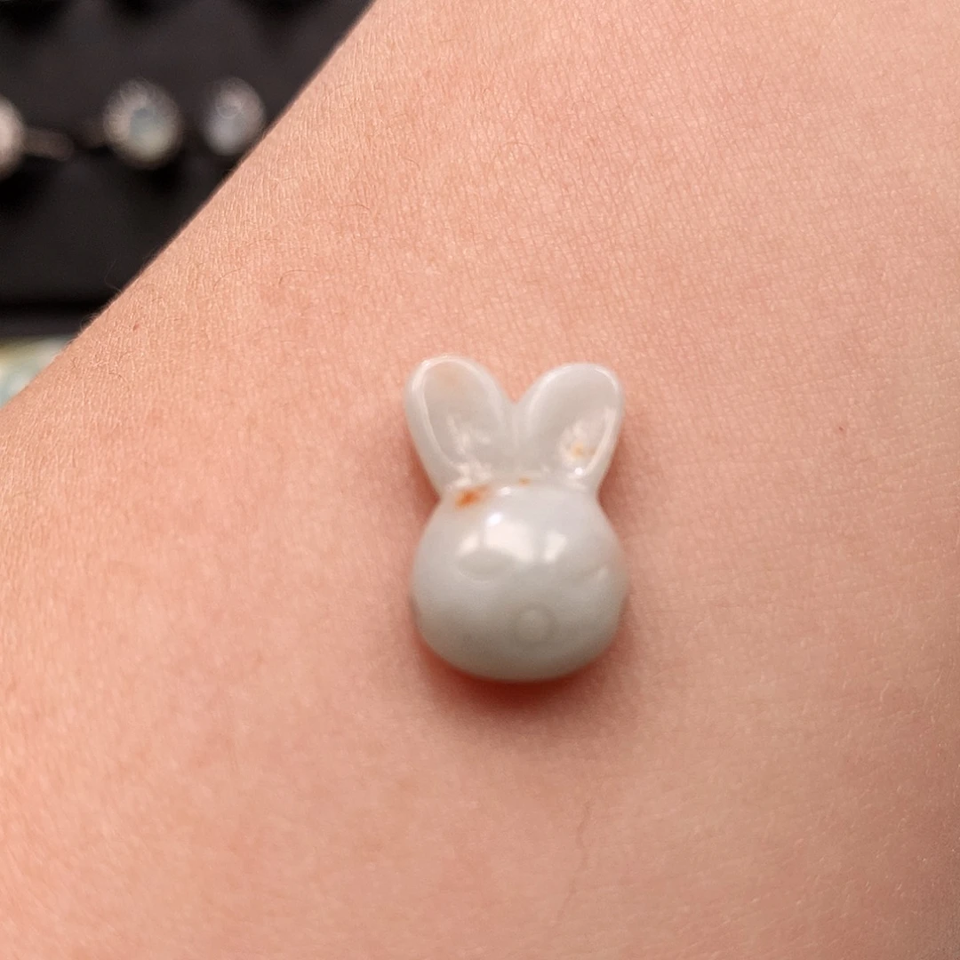 翡翠未镶嵌颈饰兔子