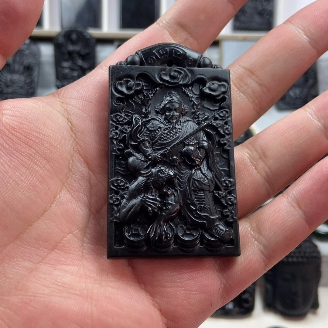 岫玉颈饰未镶嵌刀*马