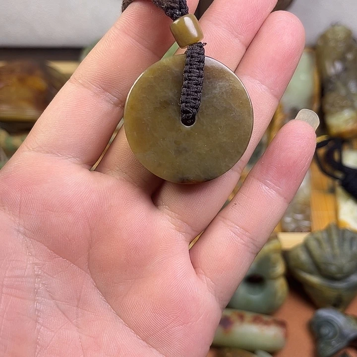 颈饰未镶嵌岫岩河磨玉（透闪石质玉）