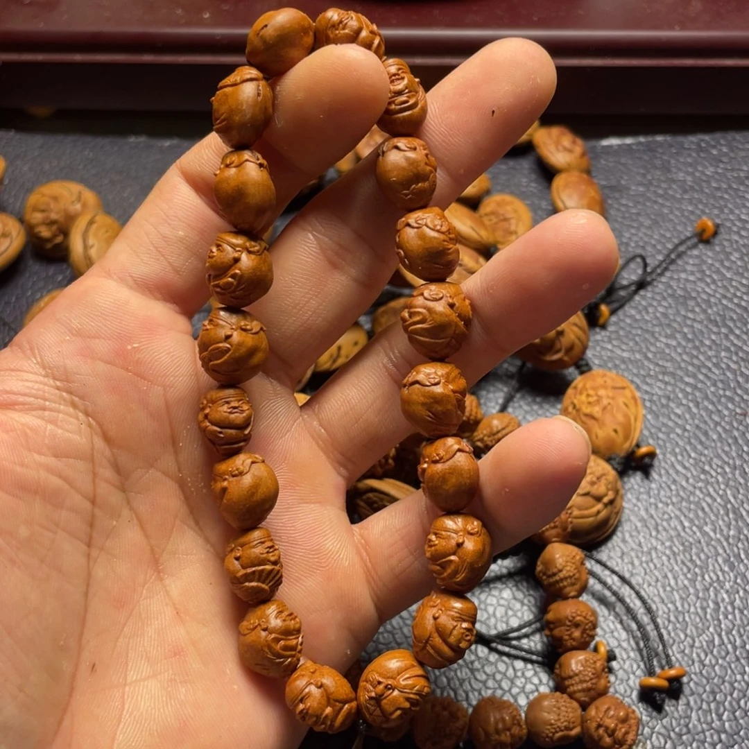 龙纹桃核雕刻瑕疵财神