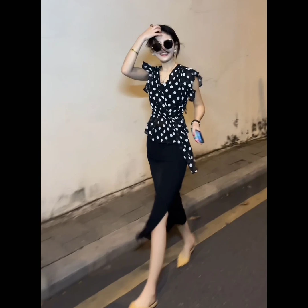 【JQW】气质显瘦优雅黑色波点v领背心女夏季款洋气好看百搭衬衣