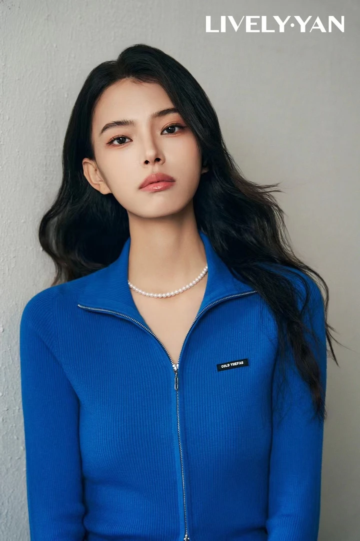 俪妍LIVELY•YAN 绵羊毛材质修身打底拉链针织显瘦春秋