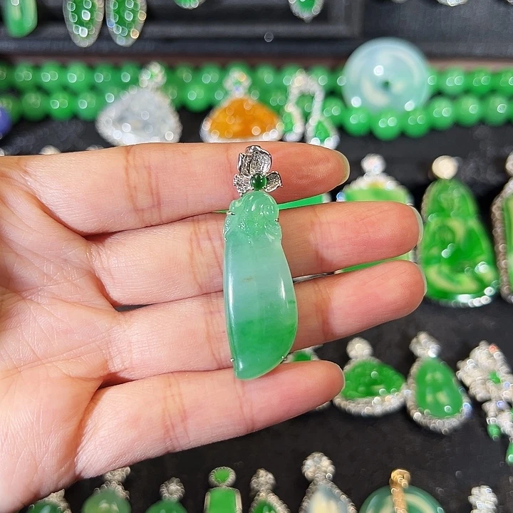 翡翠18K金镶嵌颈饰吊坠