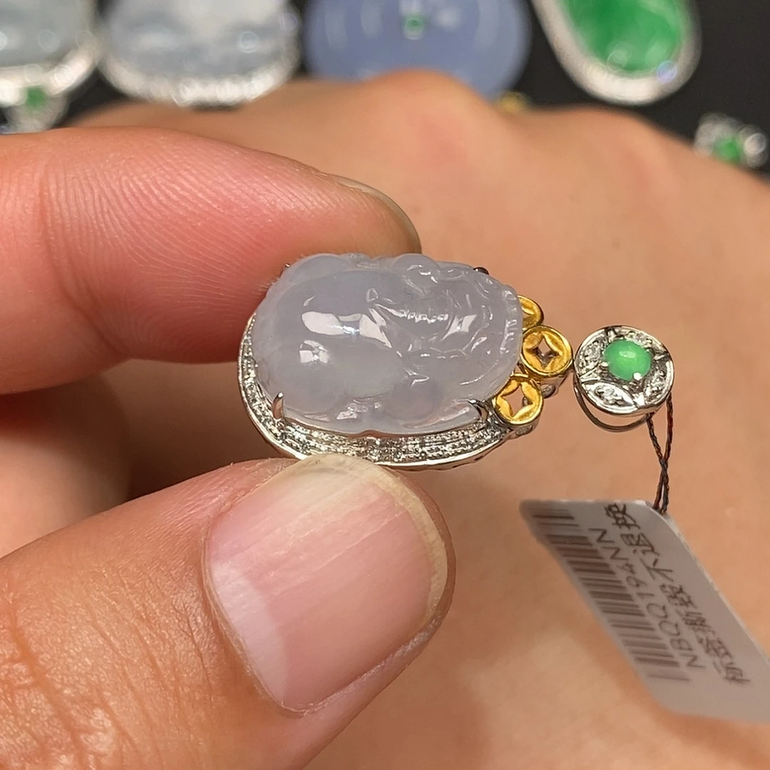 翡翠18K金镶嵌颈饰貔貅