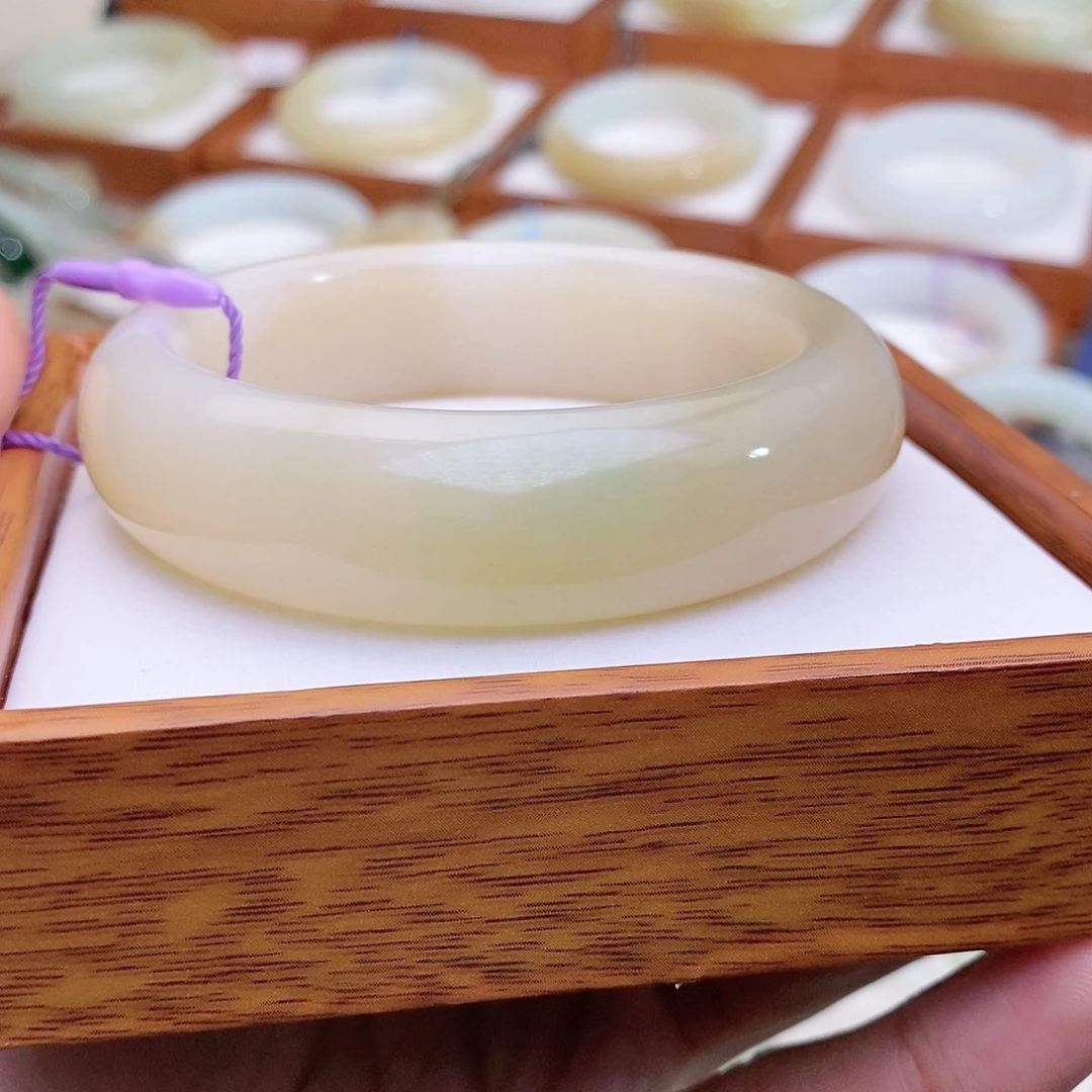 和田玉手镯未镶嵌56.5