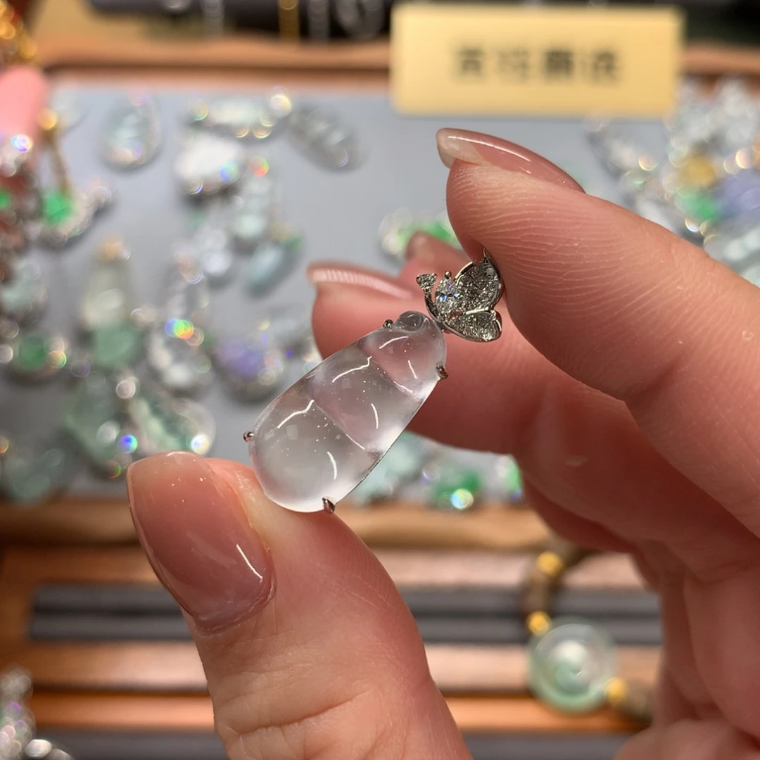 翡翠18K金镶嵌颈饰吊坠