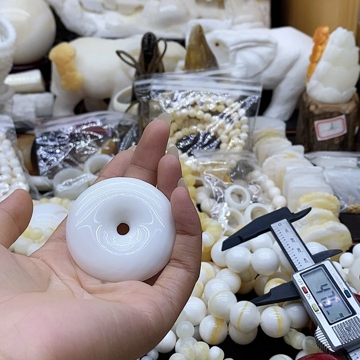 欢*.珠子的颜色是红色