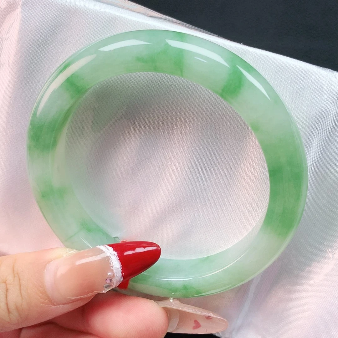 翡翠手镯未镶嵌54圈