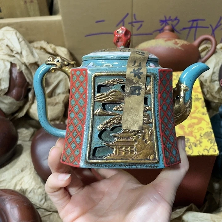 紫砂茶壶原矿泥料，手工制作一把紫砂壶。