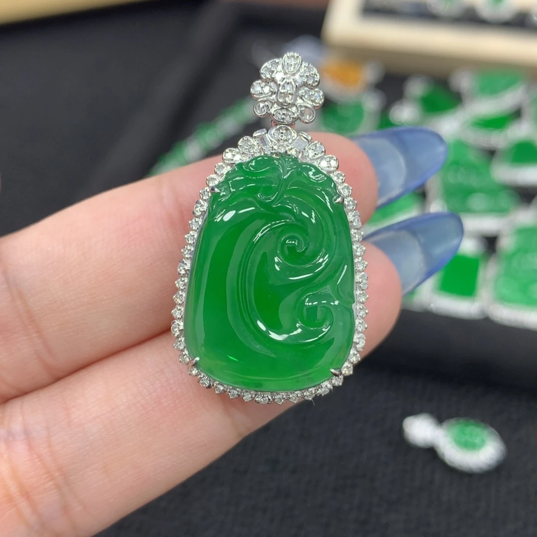 颈饰18K金镶嵌翡翠如意