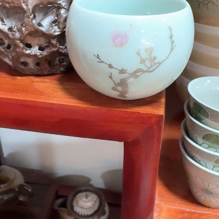 主人杯一个，瓷。。品茗