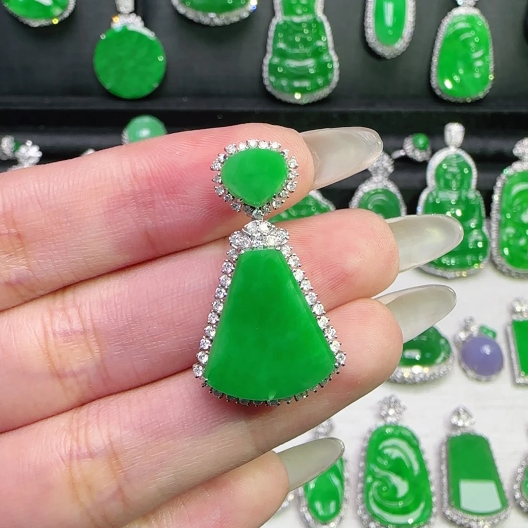 良***霄翡翠18K金镶嵌颈饰