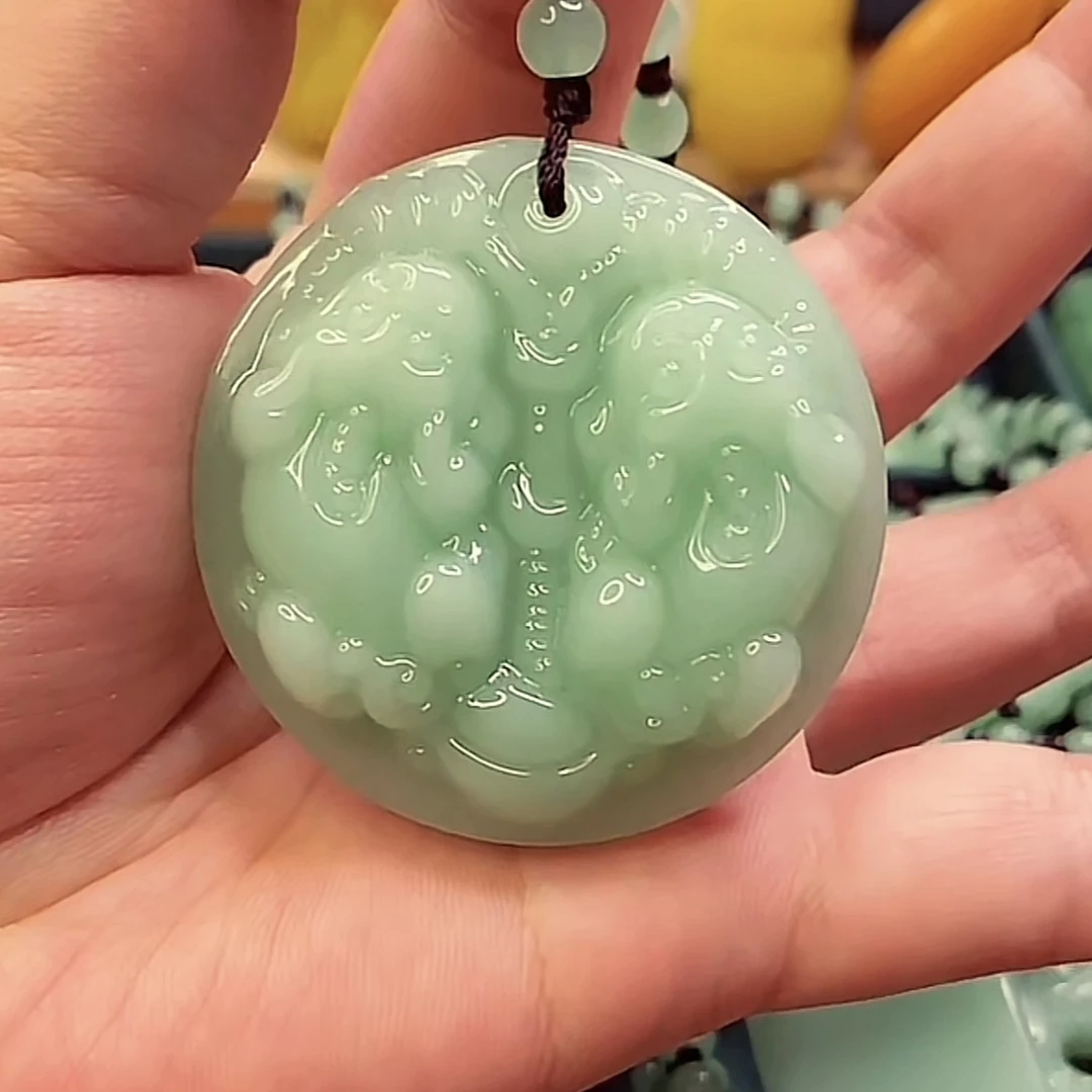 2.浅绿子母双貔貅吊坠经典时尚百搭款