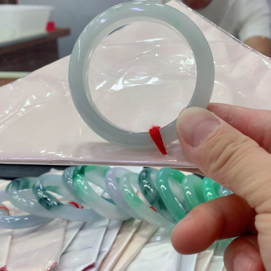 垚****翡翠手镯未镶嵌翡翠