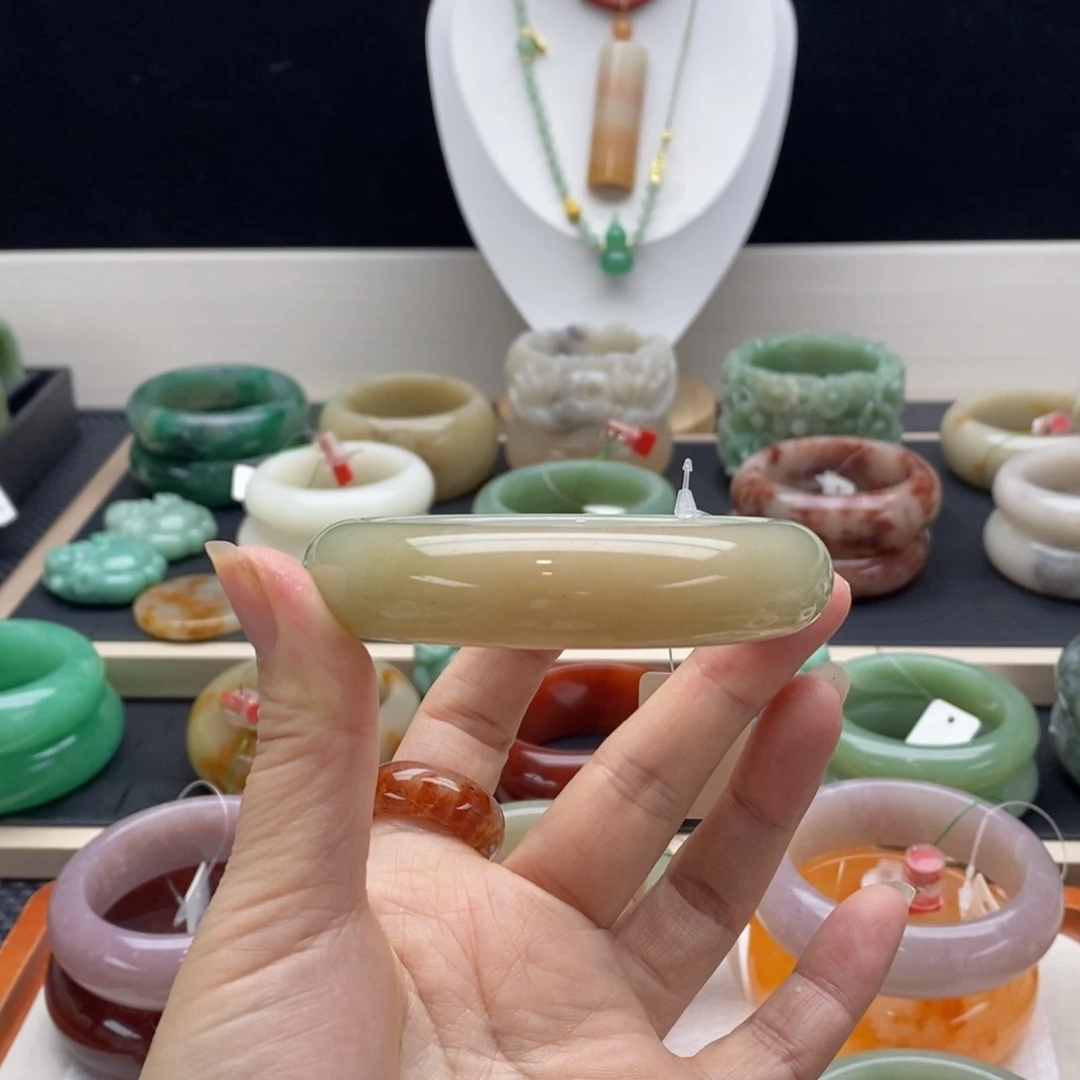 青***檬石英岩玉未镶嵌手镯