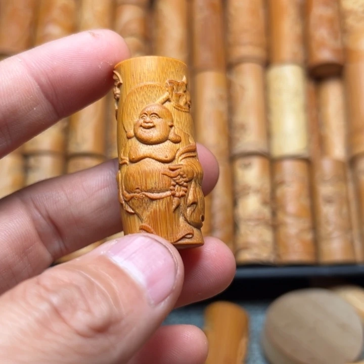 髙***兴实心竹雕刻手把件