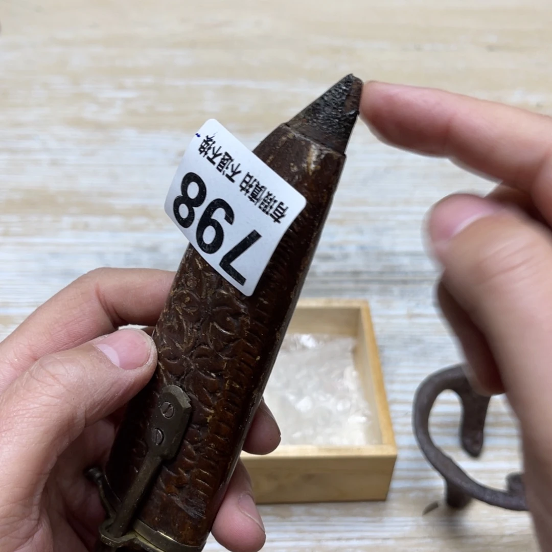 瓷片夏**飞密密麻麻地排列着一个