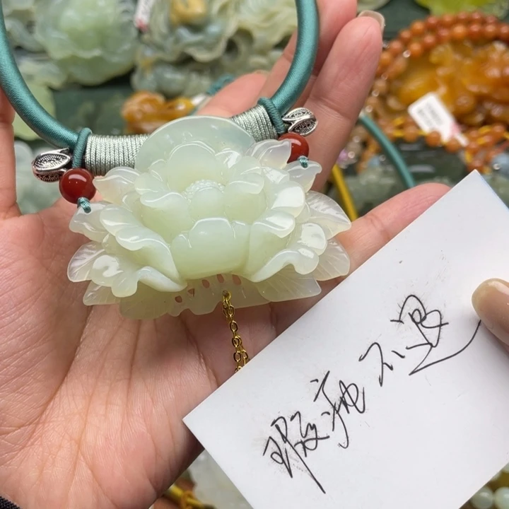 蛇纹石玉吊坠合金