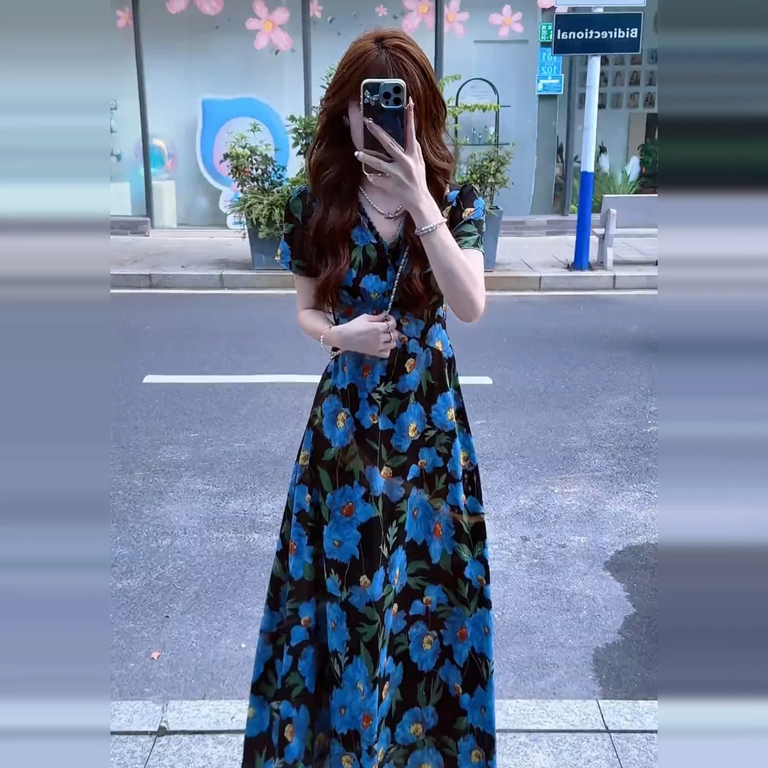 法式复古v领碎花连衣裙子女夏季2025新款海边度假高级感气质长裙