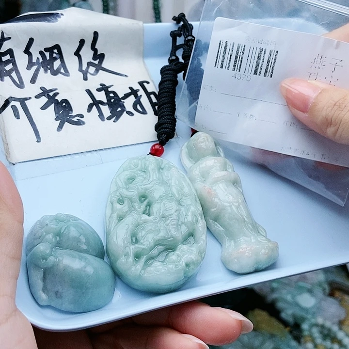 颈饰足铂镶嵌翡翠翡翠