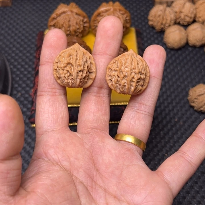 文玩核桃吊坠小狮子