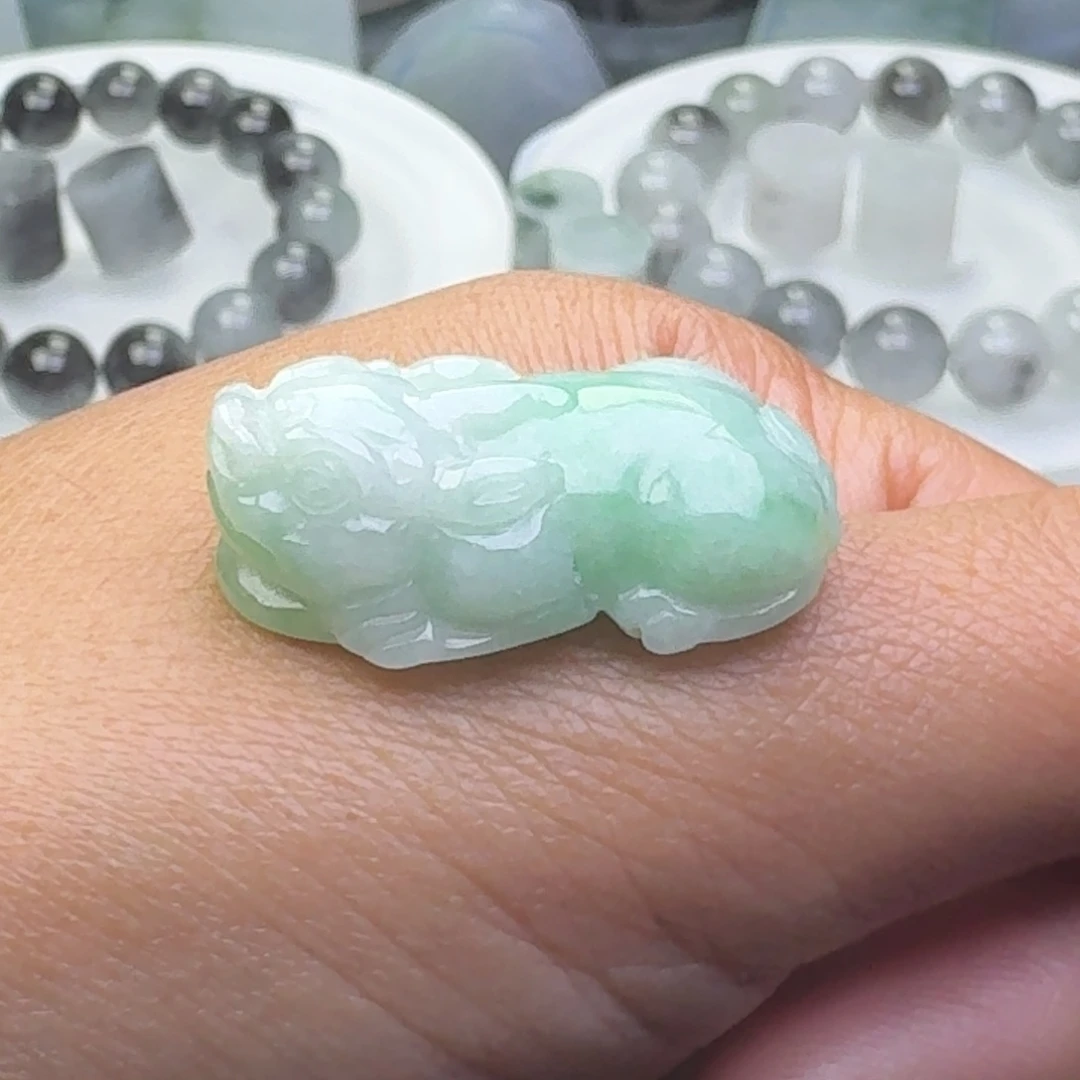 刘***u翡翠未镶嵌颈饰皮休