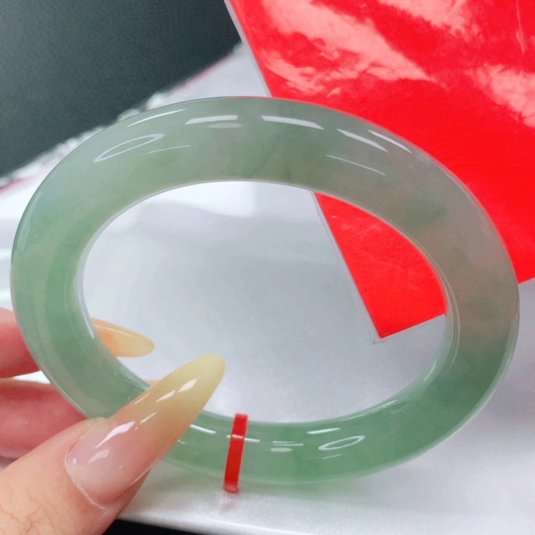 翡翠手镯未镶嵌55。