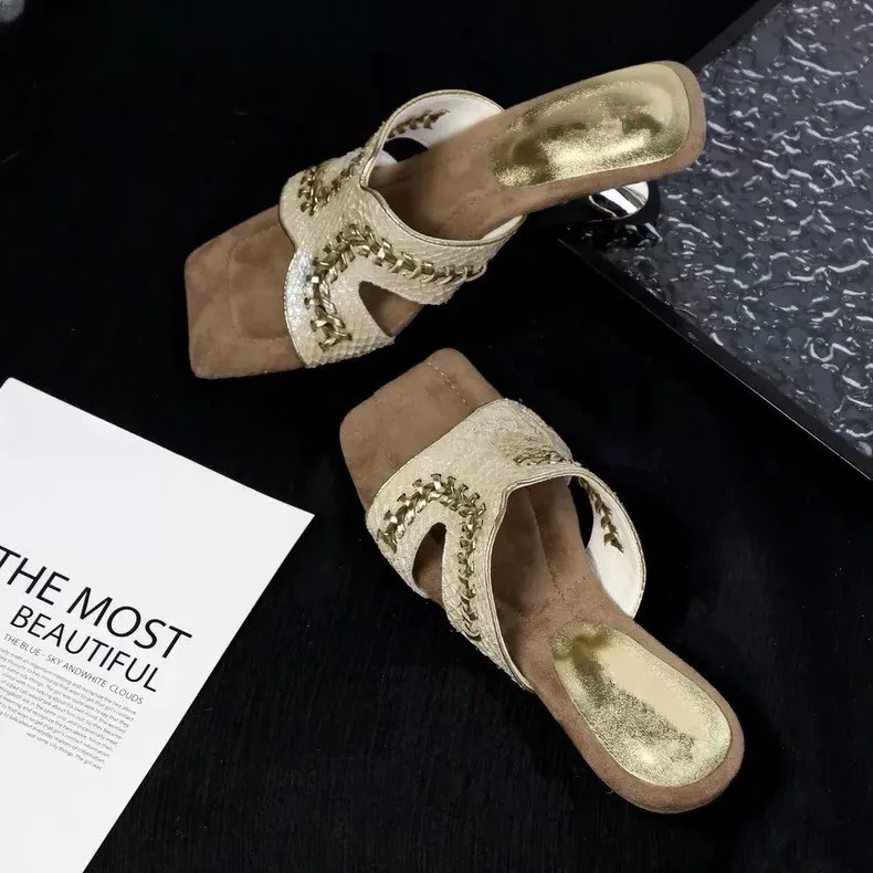 2025夏季新款编织珍珠鱼皮状坡跟凉拖鞋女时尚外穿一字拖高跟凉鞋