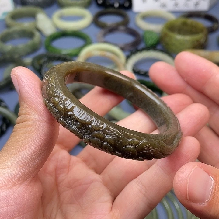 和田玉（糖玉）未镶嵌手镯56.8mm凤凰牡丹镯，一半麻糖