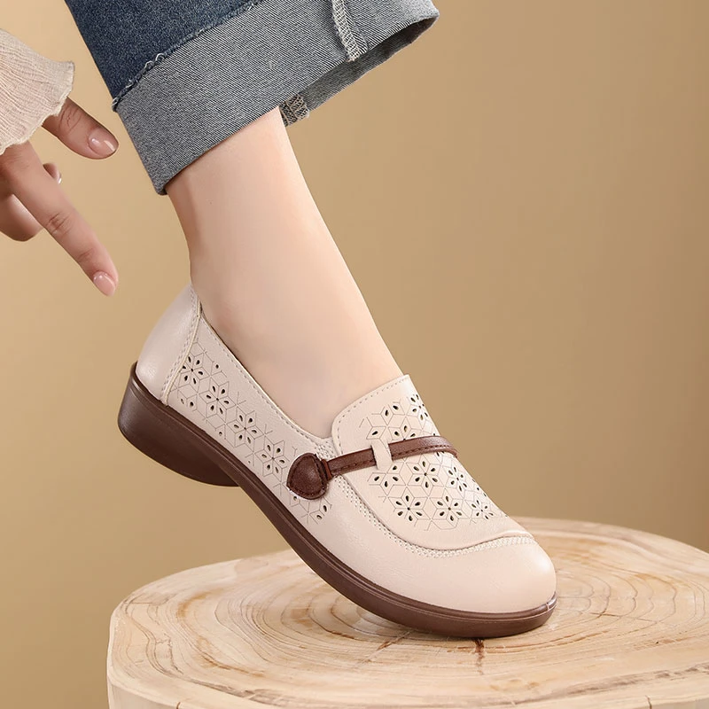 2025夏季新款妈妈鞋软皮软底洞洞鞋中老年老人透气百搭镂空女凉鞋