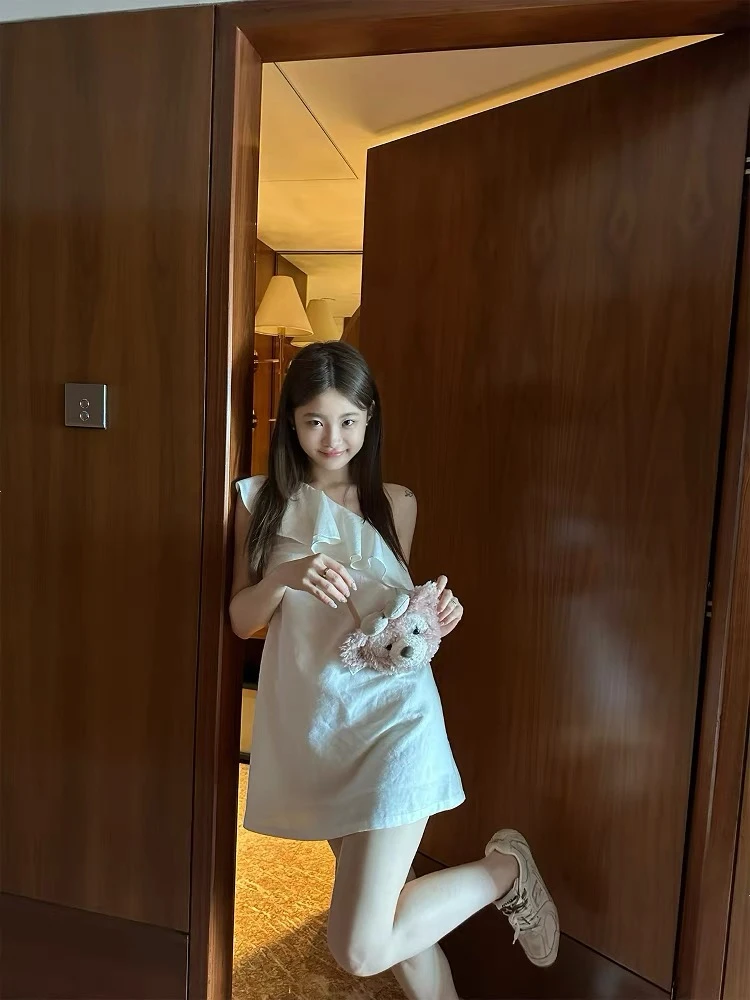 气质斜肩连衣裙女2024夏季高级无袖宽松荷叶边设计感小众法式裙子
