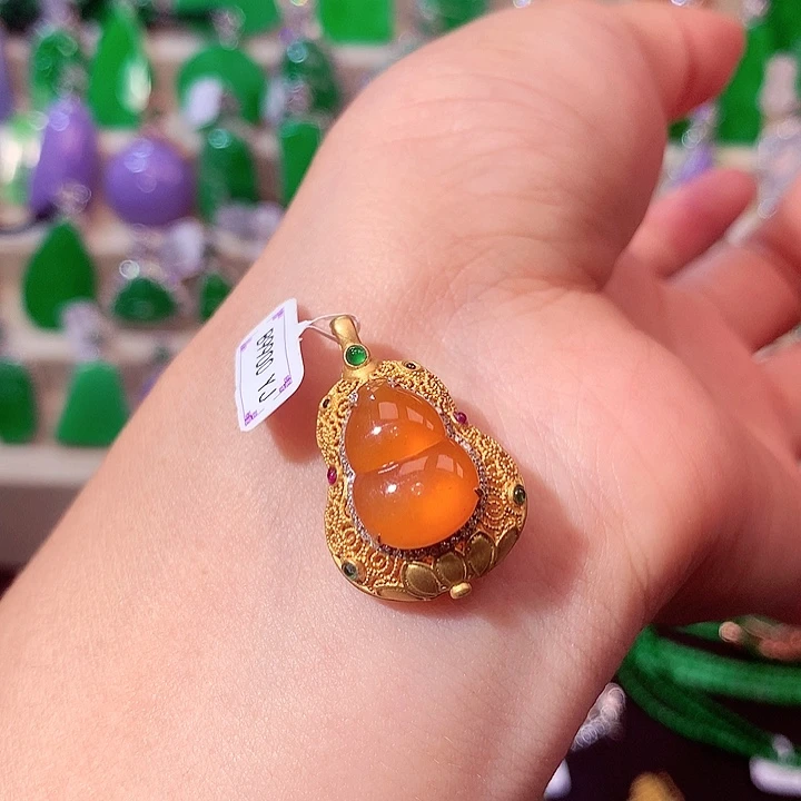 翡翠18K金镶嵌颈饰翡翠