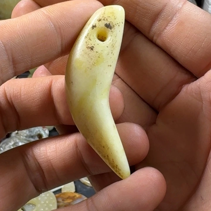 蛇纹石玉未镶嵌颈饰老*?