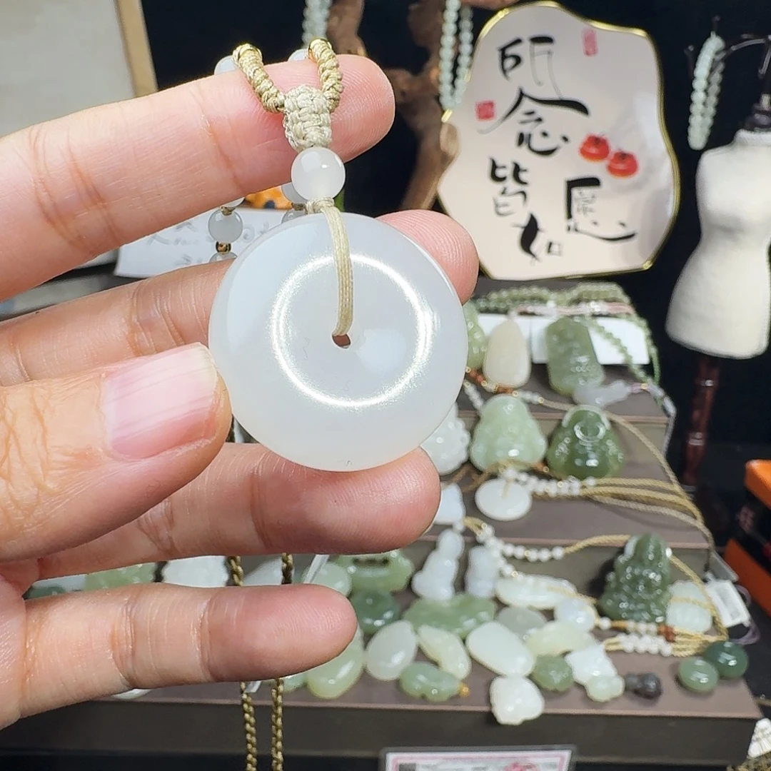 逍***在和田玉未镶嵌颈饰