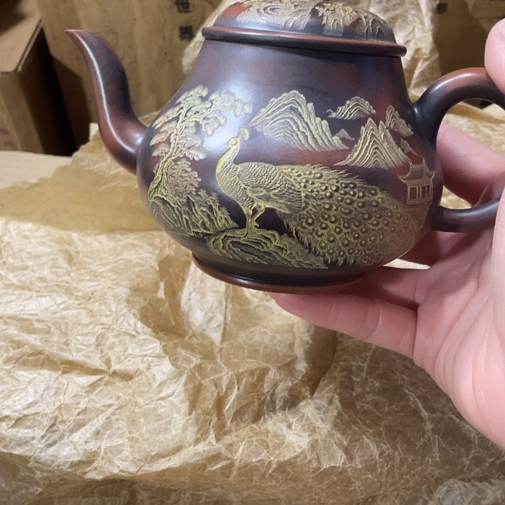 紫砂茶壶原矿泥料手工制作的一把紫砂壶。