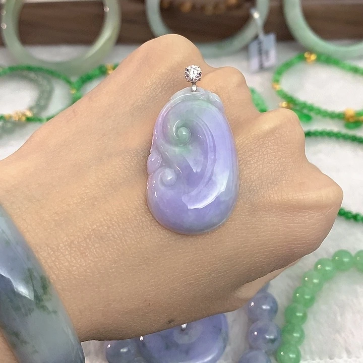 翡翠18K金镶嵌颈饰紫如意