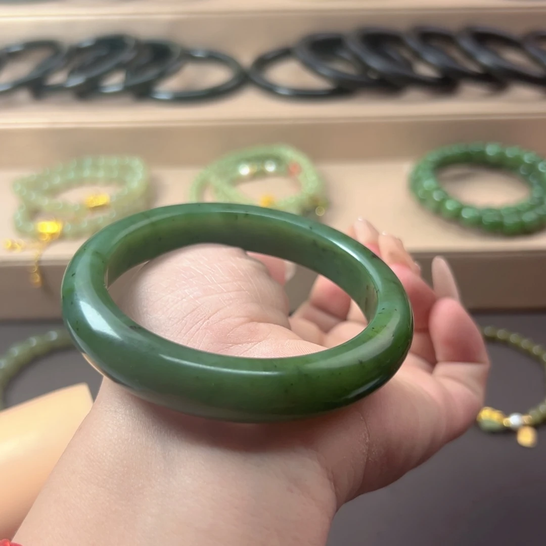 和田玉（碧玉）未镶嵌手镯