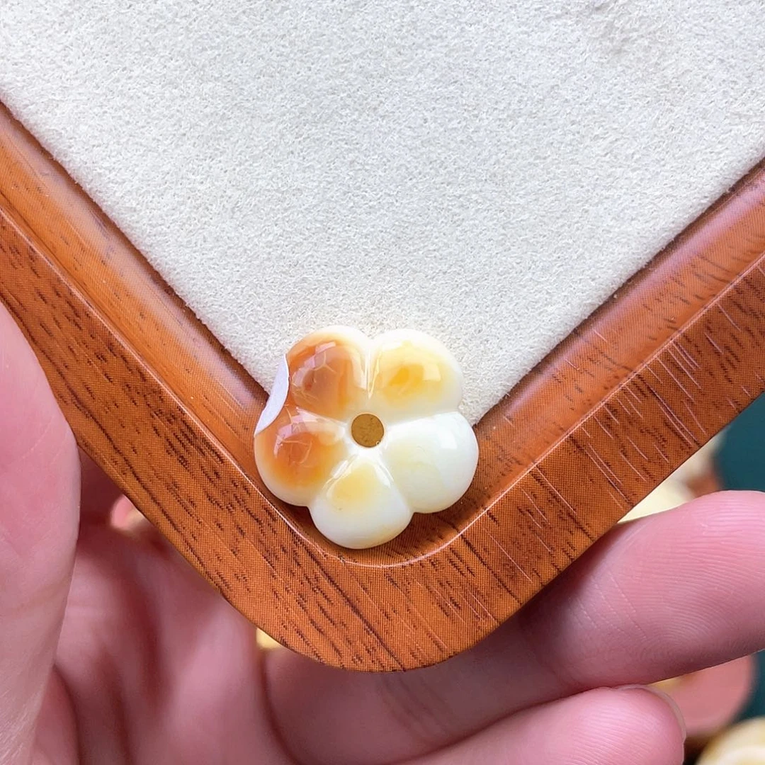 琥珀裸石未镶嵌蜜蜡