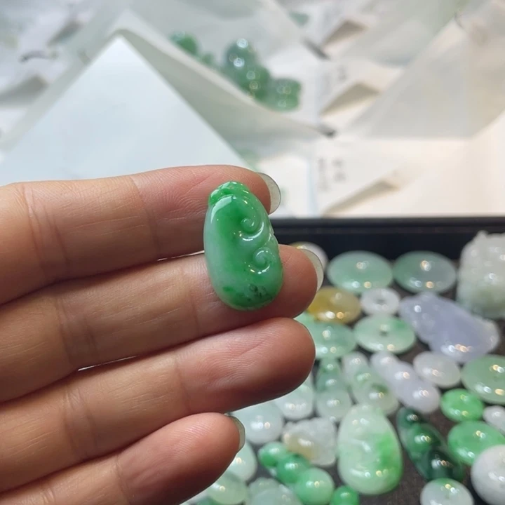 翡翠未镶嵌吊坠(不含链)色如意