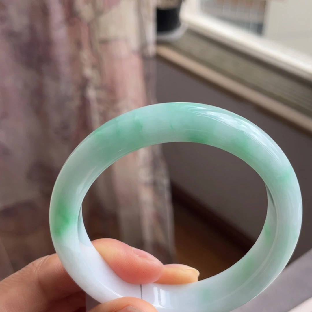 翡翠手镯未镶嵌白底青