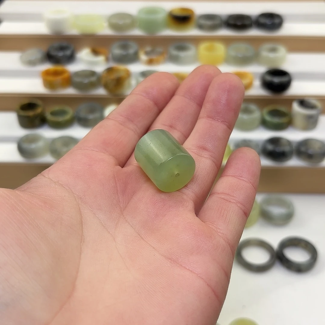 叮***当蛇纹石玉未镶嵌颈饰