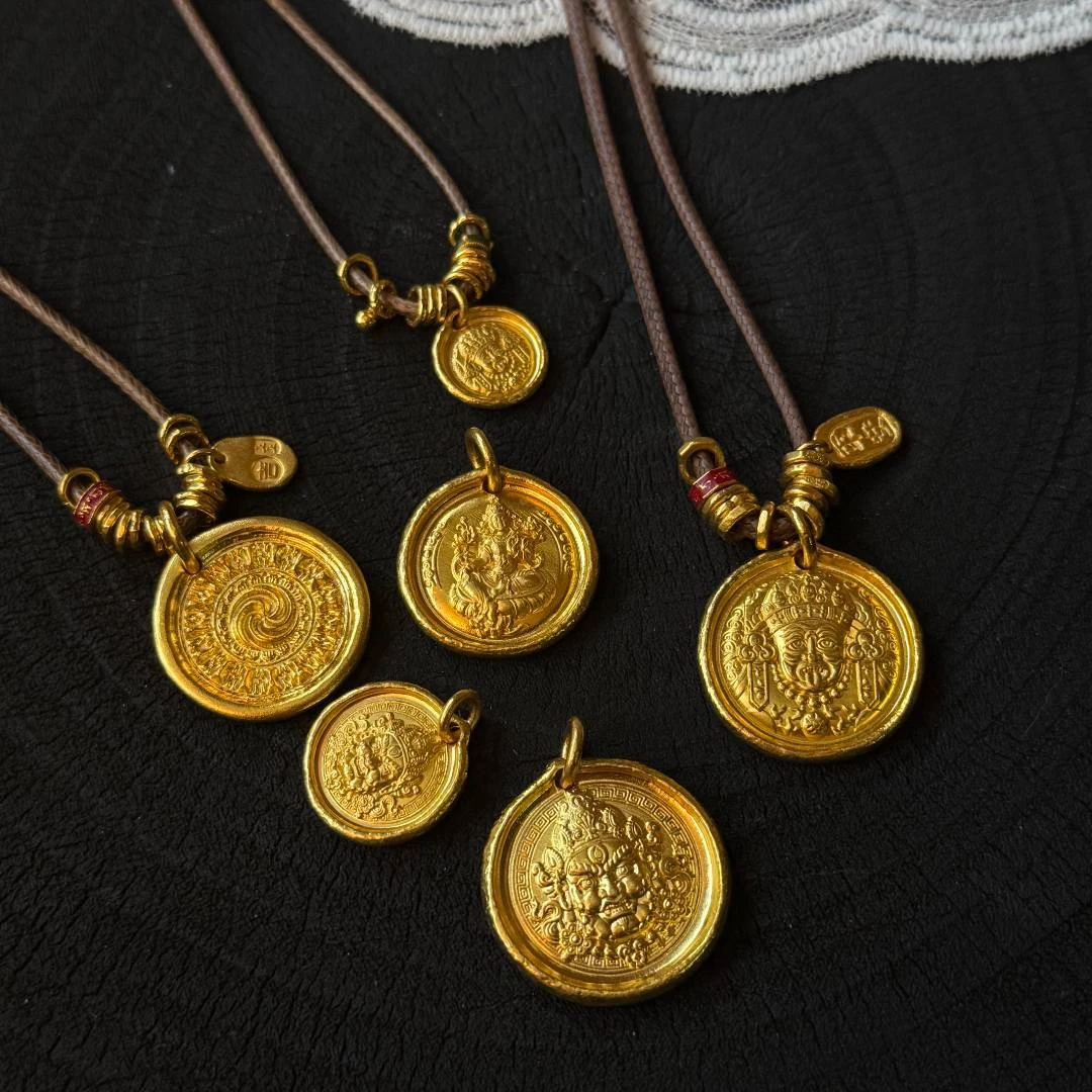 【细工】大小金饼喜旋黄财度母扎基足金999手工錾刻手工黄金吊坠