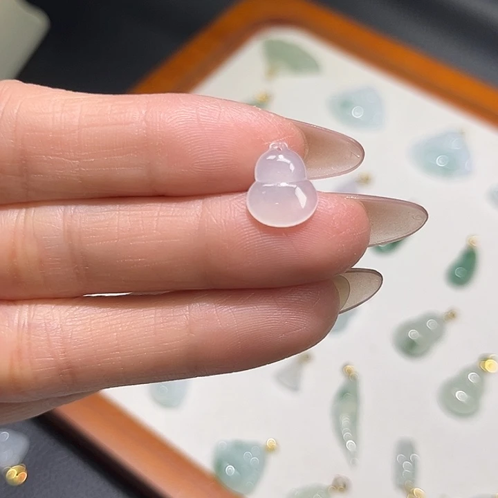 翡翠未镶嵌颈饰葫芦
