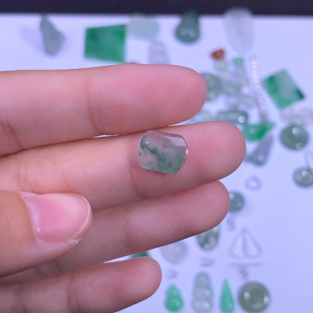翡翠未镶嵌颈饰马鞍