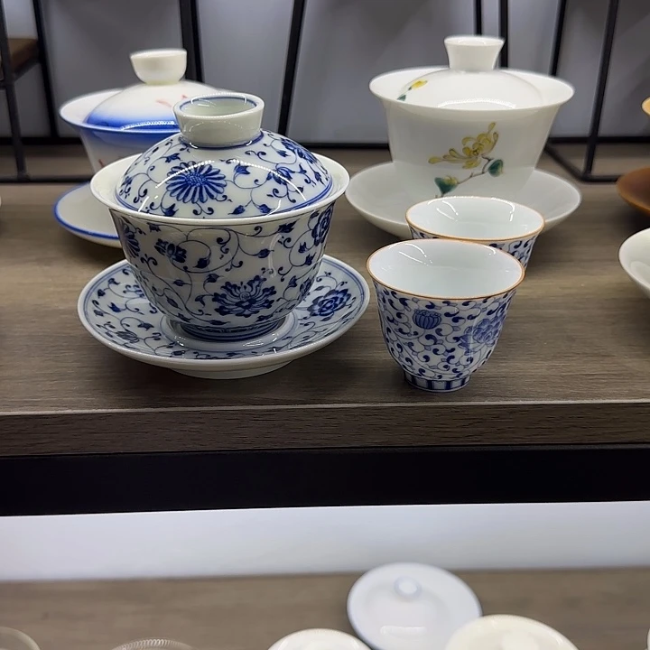 小***微缠枝莲盖碗加2个杯子