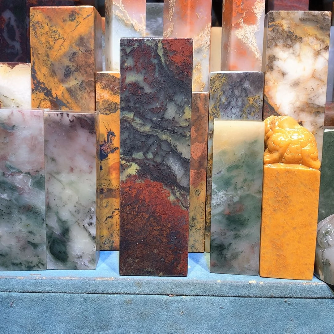 桂林鸡血玉八海山印章