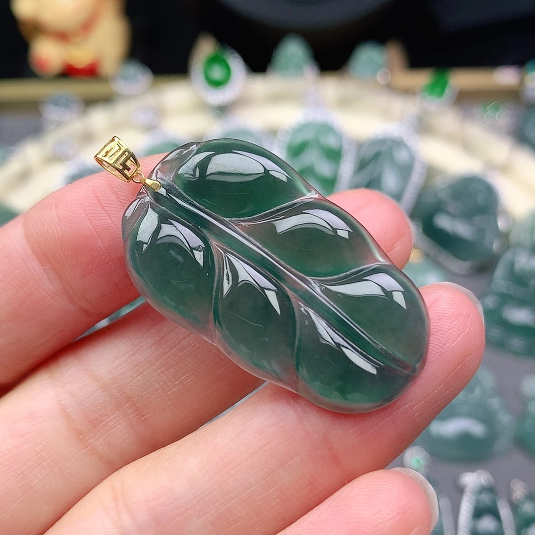 翡翠18K金镶嵌颈饰吊坠