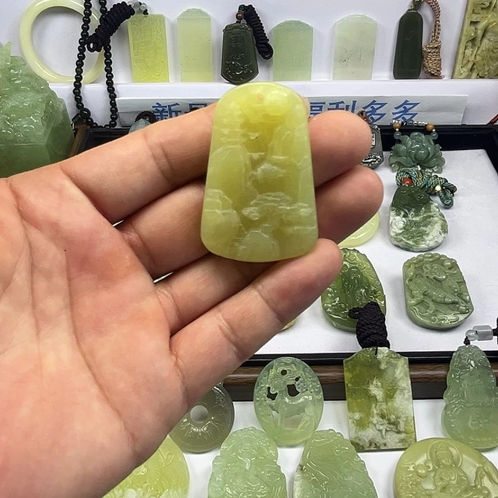 岫玉未镶嵌吊坠(赠链)