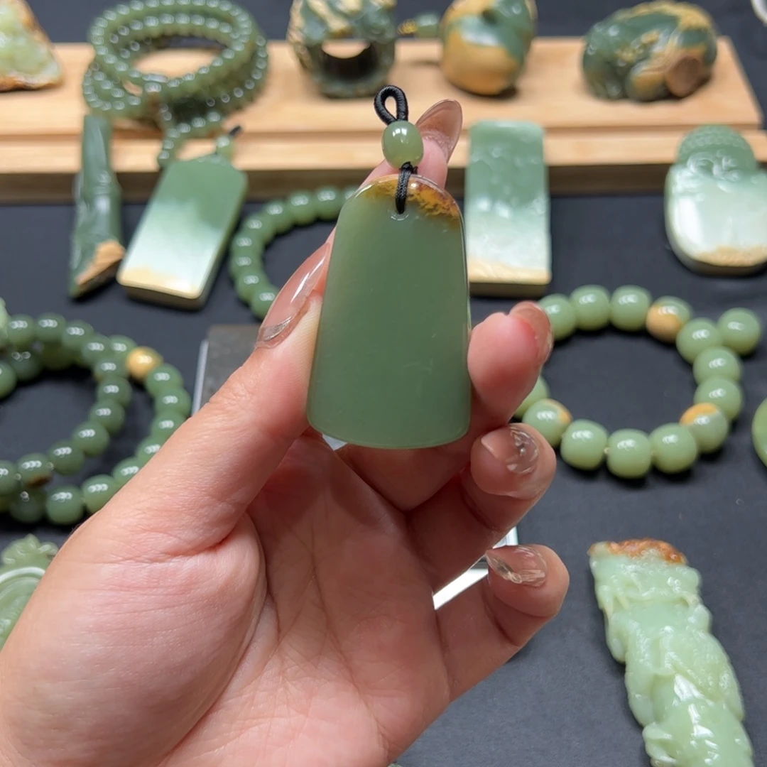 虫***岫岩河磨玉（透闪石质玉）未镶嵌颈饰